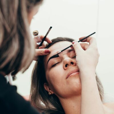 eyebrow specialist applying eyebrow henna