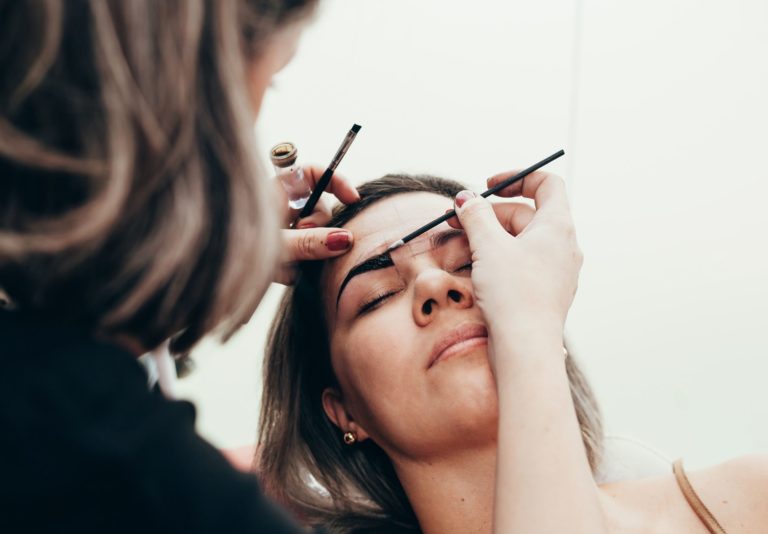 eyebrow specialist applying eyebrow henna