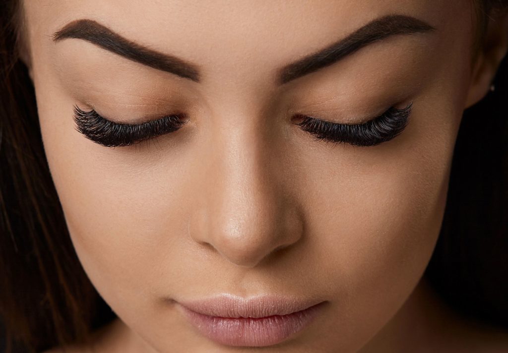 A woman with eyelash lift and eyebrow henna