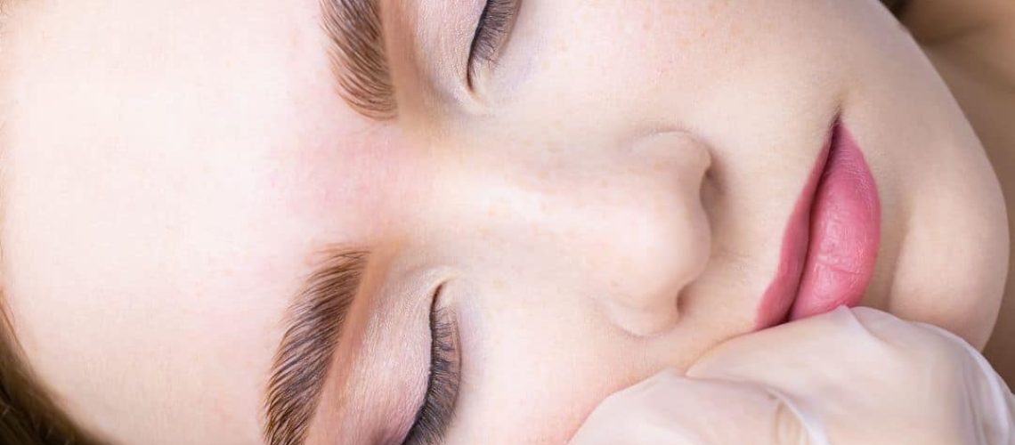 Brow tech shaping brows