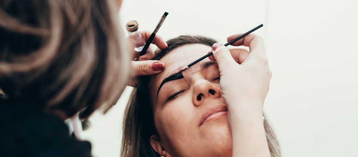eyebrow specialist applying eyebrow henna